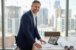 Homme promoteur immobilier en costume dans un bureau moderne