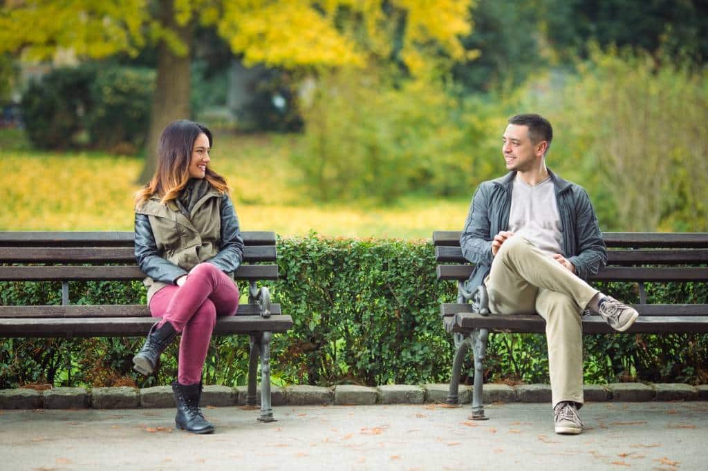 Bancs publics dans un jardin