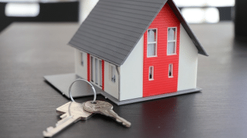 une maison en miniature et un jeu de clés