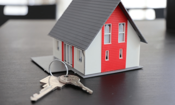 une maison en miniature et un jeu de clés