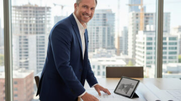 Homme promoteur immobilier en costume dans un bureau moderne