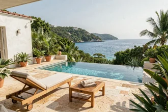 Terrasse de villa de luxe à Saint-Barthélemy avec piscine à débordement et vue panoramique sur la mer des Caraïbes